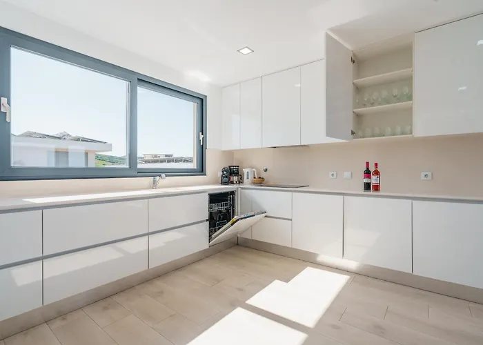 Dino With Ocean View * Ribamar (Lourinha)